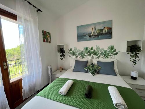 1 dormitorio con 1 cama blanca grande y ventana en Confortevole appartamento nella natura FREE PARKING, en Castel di Leva
