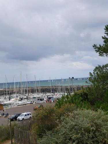 Photo de la galerie de l'établissement Appartement avec vue mer, port et golf, à Talmont-Saint-Hilaire