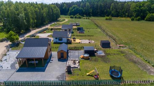 una vista aérea de una casa en un campo en Leśna Oaza, en Krąg