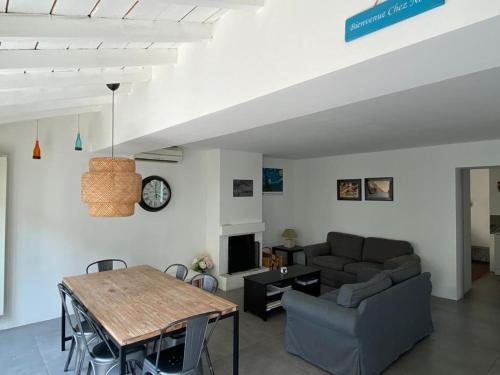 un salon avec une table et un canapé dans l'établissement La maison de Suzy, à Saint-Rémy-de-Provence