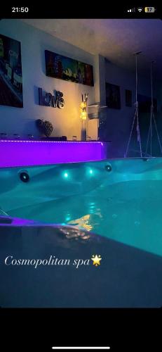 bañera con estrella en el agua en Suite Saona, en Feuquières