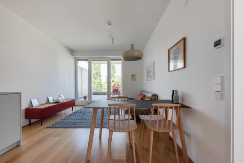a kitchen and living room with a table and chairs at Neu zentral und ruhig an der U2 / Stadion in Vienna