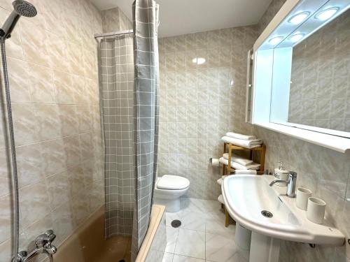 uma casa de banho com um lavatório, um WC e um chuveiro em Apartamento El Olivo em Noja