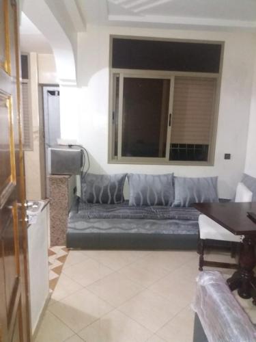 a living room with a couch and a table at Appartement Sidi-Bouzid in Sidi Bouzid