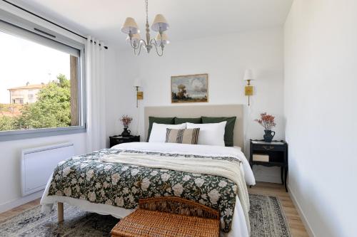 biała sypialnia z łóżkiem i oknem w obiekcie Logement 2 chambres spacieux Lit King Verdun parking gratuit w mieście Valence