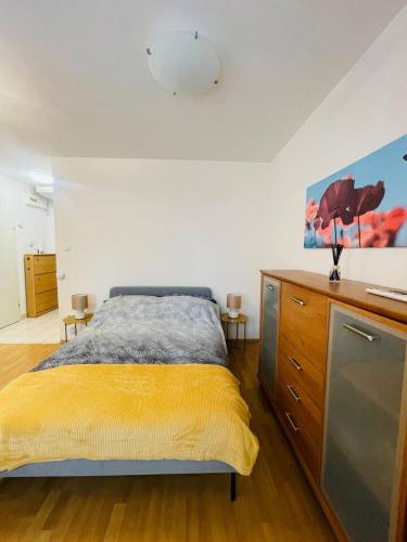 una camera con letto giallo e cassettiera di CENTRAL STUDIO CLOSE TO ANDRASSY AVENUE for 4 persons a Budapest