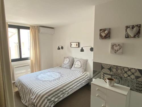 une petite chambre avec un lit et une fenêtre dans l'établissement La maison de Suzy, à Saint-Rémy-de-Provence