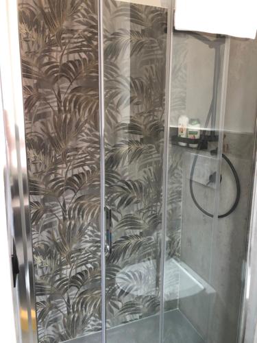 y baño con ducha y puerta de cristal. en B&B Giulia, en Grammichele