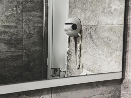 um espelho na casa de banho com secador de cabelo em Your Home in the Heart of Nature! -6 persons em Gemlik