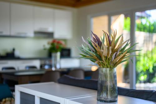 a vase with a plant sitting on a table at Körös-parti Terasz Vendégház in Békésszentandrás