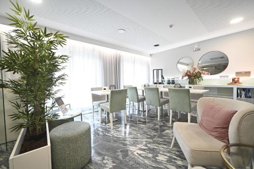 une salle à manger avec une table et des chaises ainsi qu'une chambre avec des miroirs dans l'établissement My Charm Lisbon Suites, à Lisbonne