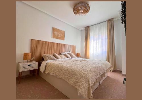 Un dormitorio con una cama grande y una ventana en Apartament Blanca, en La Mata