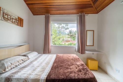 Un dormitorio con una cama grande y una ventana en Casa Descanso Paraty, en Paraty