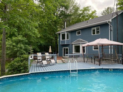 een huis met een zwembad voor een huis bij Lakeview Cottage in the forest with private Swimming Pool in Bobcaygeon