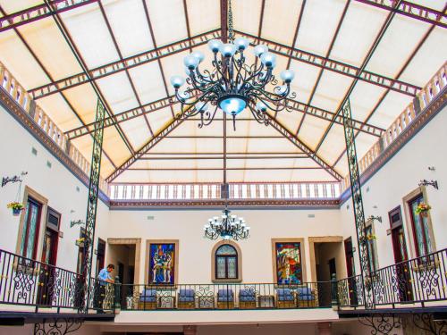 vista sulla hall di un edificio con lampadario pendente di HOTEL MARGARITA a Puebla