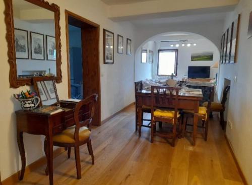 een woonkamer met een tafel en een eetkamer bij Dimora Bellavista in Siena