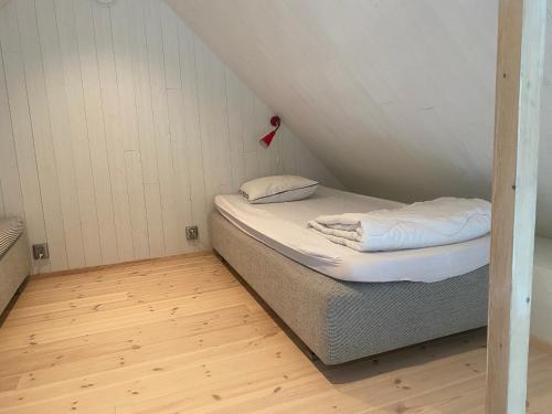 a small room with a bed in a attic at Fristående hus 900m från havet in Falkenberg