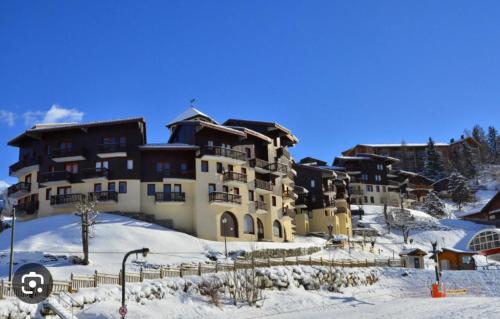 un grand bâtiment dans la neige dans l'établissement Le Bastion, à Landry