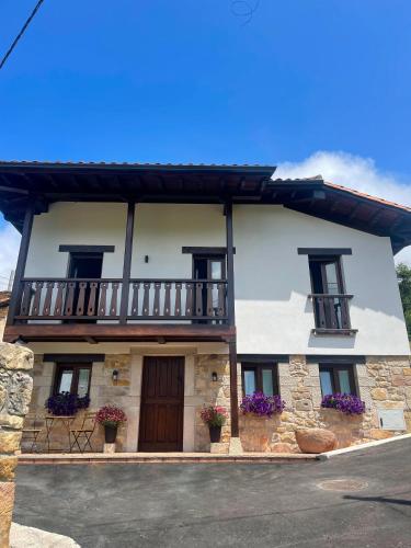 a building with windows and a balcony on it at Casa Pepina in Pedroso