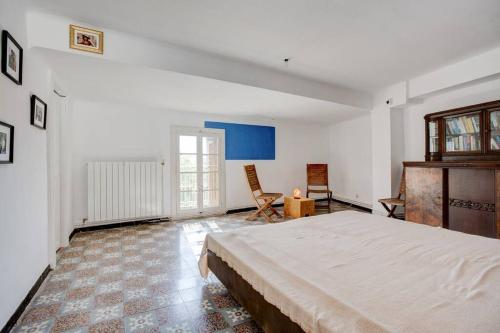 - une grande chambre avec un grand lit dans l'établissement Stunning Medieval Getaway, à Vic-la-Gardiole