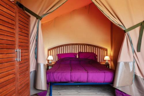 une chambre avec un lit dans une tente dans l'établissement Le P'tit Gîte Gardéchois, piscine Ardèche - 12pers, à Saint-André-de-Cruzières