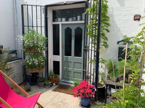 una puerta delantera de una casa con flores y plantas en A charming home in the heart of Southsea, en Portsmouth