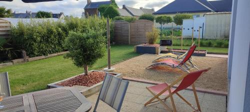 Maison récente avec jardin.
