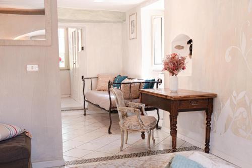 Cette chambre comprend un bureau, une chaise et une table. dans l'établissement CASA ROYAL sulla Reggia di Venaria, à Venaria Reale