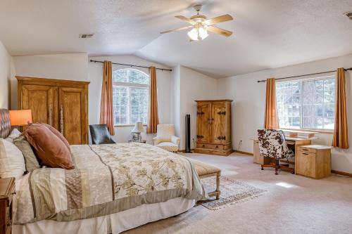 1 dormitorio con 1 cama y ventilador de techo en Montgomery Estates Ski & Beach Haven en South Lake Tahoe