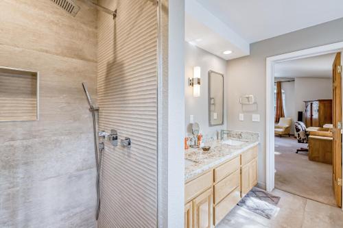 La salle de bains est pourvue d'une douche à l'italienne et d'un lavabo. dans l'établissement Montgomery Estates Ski & Beach Haven, à South Lake Tahoe