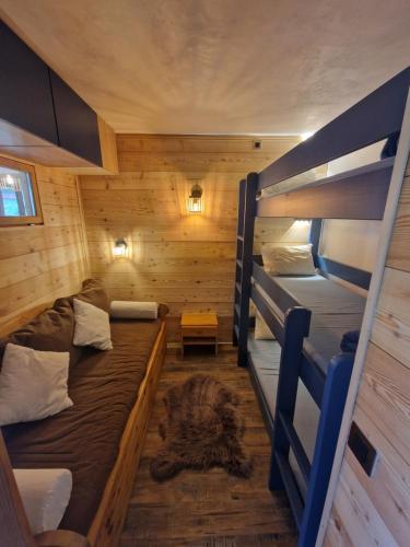 een kamer met 2 stapelbedden in een hut bij Belle-Plagne / Cœur de station / Ski aux pieds in Belle Plagne