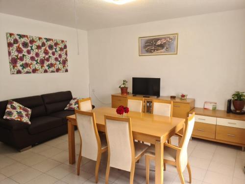 een woonkamer met een houten tafel en een bank bij Allotjament dels Ports in La Senia