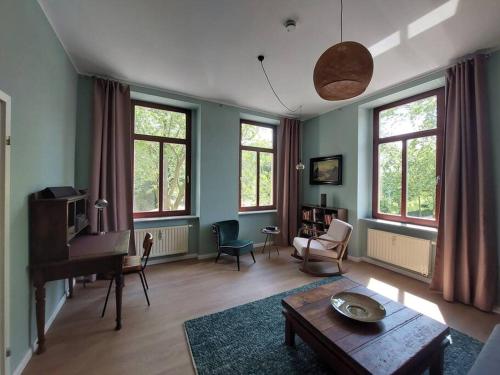 ein Wohnzimmer mit einem Sofa und einem Tisch in der Unterkunft Schöne Wohnung in Dresden - Neustadt in Dresden