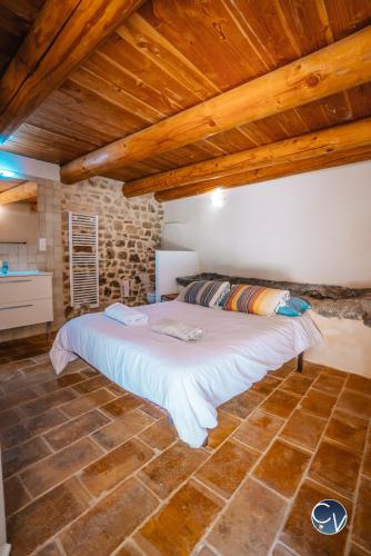 Ένα ή περισσότερα κρεβάτια σε δωμάτιο στο Superbe maison de village-Piscine-Idéal famille
