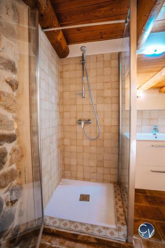 Ένα μπάνιο στο Superbe maison de village-Piscine-Idéal famille