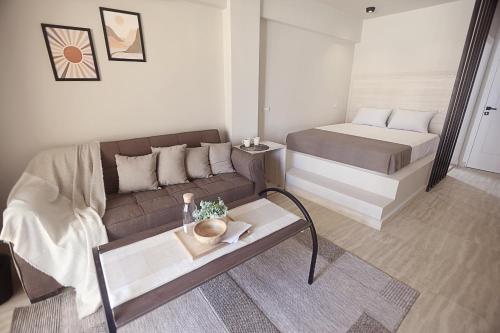 ein Wohnzimmer mit einem Sofa und einem Bett in der Unterkunft Seven Stays Sidi Abd El-Rahman in El-Alamein