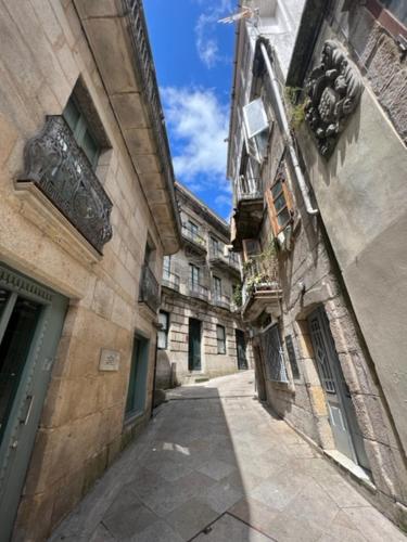 une allée entre deux bâtiments dans un bâtiment ancien dans l'établissement Hostal Real, à Vigo