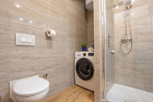 een badkamer met een toilet en een douche bij Apartman Pepa Split (Žrnovnica) in Žrnovnica