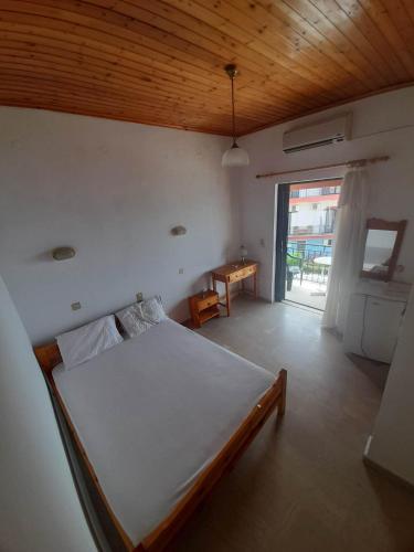 Postel nebo postele na pokoji v ubytování Christina Sunny Rooms
