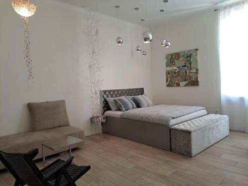 1 dormitorio con 1 cama, 1 sofá y 1 silla en sLOVEnian ART STORY, en Liubliana