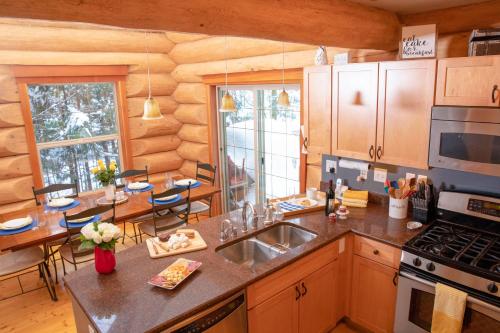 Küche/Küchenzeile in der Unterkunft Two Peaks Cabin