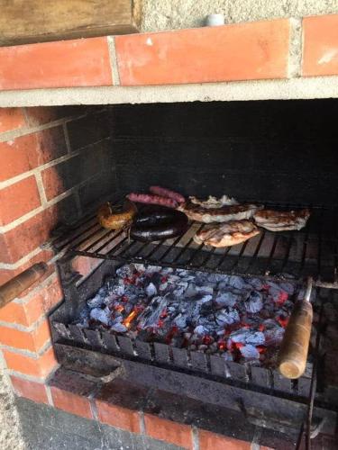 Kemudahan BBQ tersedia untuk tetamu di rumah percutian