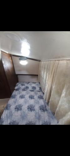 una cama en la parte trasera de un barco en Yakamoz A en Marmaris