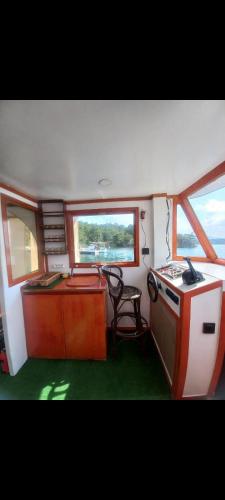 una cocina en un barco con mesa y sillas en Yakamoz A en Marmaris