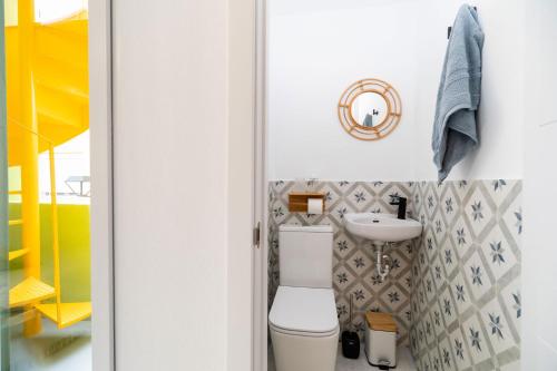 a small bathroom with a toilet and a sink at La Casa Verde in Almería