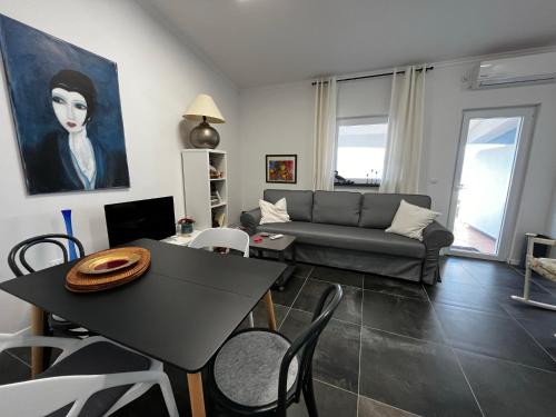 een woonkamer met een bank en een tafel bij HausMamaMia in Vir