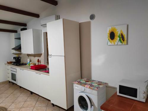Il comprend une cuisine équipée d'un réfrigérateur blanc et d'un lave-linge. dans l'établissement Villa Deborah Relax in Piscina, à Balestrate