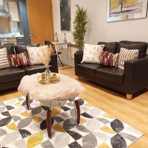 uma sala de estar com um sofá e uma mesa de centro em Balcony-view with Free and secured Parking em Manchester