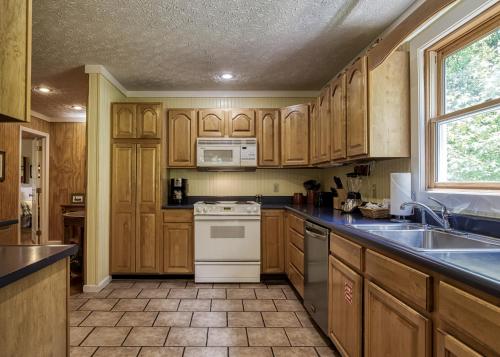 Dapur atau dapur kecil di Berg Stuga, Free Attraction Tickets, Game Room, Hot Tub, WIFI!!!
