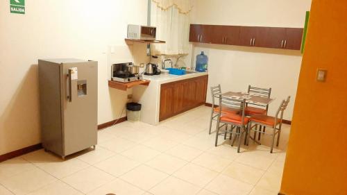 Кухня или мини-кухня в 102 RV APARTMENTS IQUITOS-Apartamento primer piso
